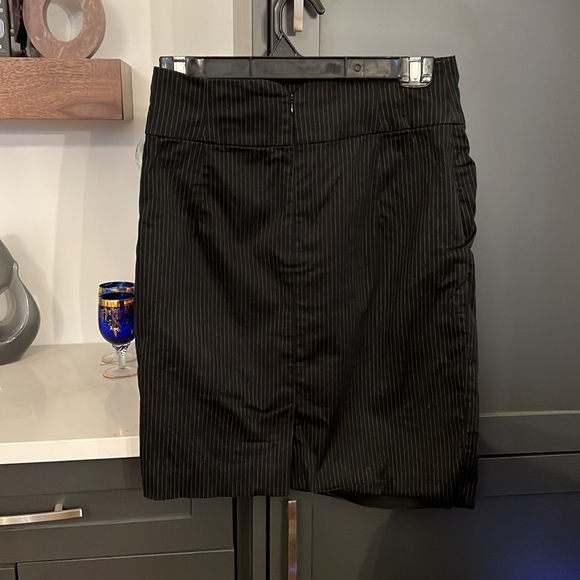 Banana republic pin stripe navy skirt - Picture 2 of 2